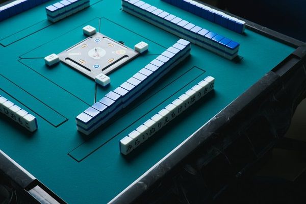 言葉×麻雀のボードゲーム「ひらがじゃん」シリーズ最新作が登場。自動雀卓で使用可能な「プロ版」