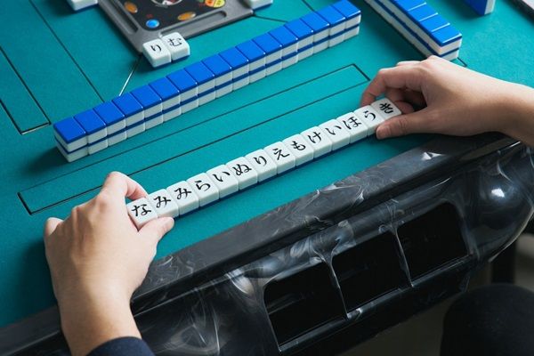 言葉×麻雀のボードゲーム「ひらがじゃん」シリーズ最新作が登場。自動雀卓で使用可能な「プロ版」