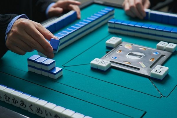 言葉×麻雀のボードゲーム「ひらがじゃん」シリーズ最新作が登場。自動雀卓で使用可能な「プロ版」