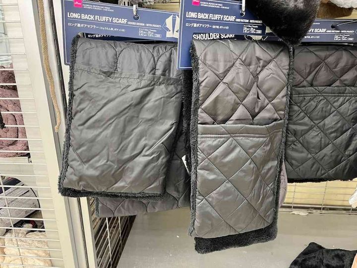 ダイソー「ロング裏ボアマフラー」