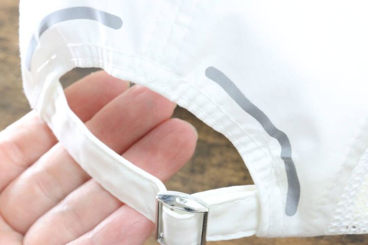 ダイソーのサイズ調整できるスポーツキャップ（部分メッシュ、反射プリント付き）