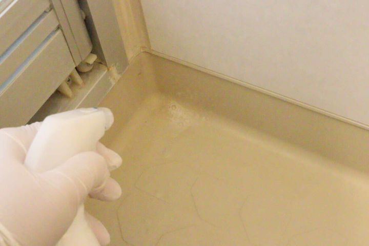 ダイソーの水アカ用洗浄剤を風呂の床に吹き付ける