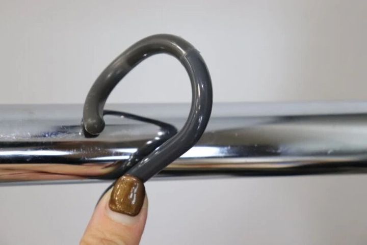 ダイソーの外れにくいS字フックはバーから外れにくい