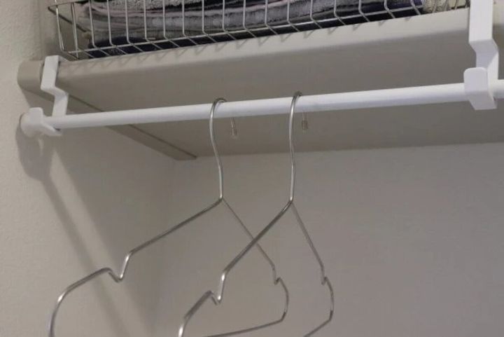 ダイソーのランドリー棚下ポールフックは棚下のスペースを有効活用できる