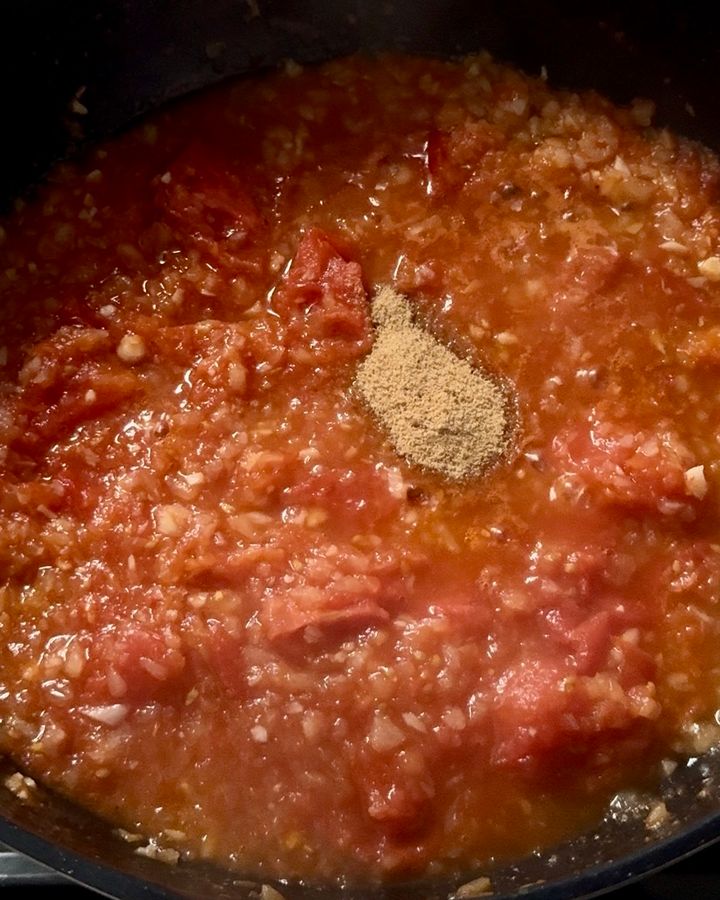 トマトを煮込む