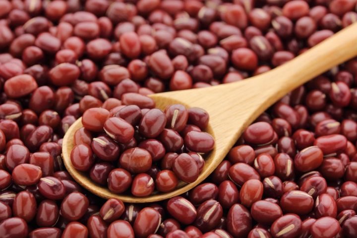 小豆をスプーンですくう