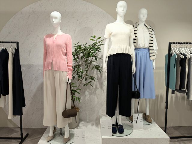 新作コーデを着用したマネキン