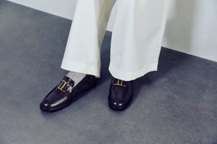 パンツ￥9,900（ラヴィッシュゲート） ソックス￥990（無印良品／無印良品 銀座） ローファー￥24,200（ル タロン／ル タロン 有楽町マルイ店）