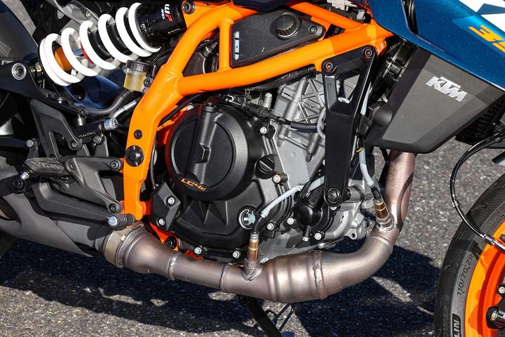 【サーキットでも楽しめるKTM、パルス感が心地よいトライアンフ】スポーツバイクのエンジンとして熟成を重ねているKTM。対して、トライアンフは低中速でのトルクが楽しいテイスト系のエンジンで、レブリミッターの介入も早い