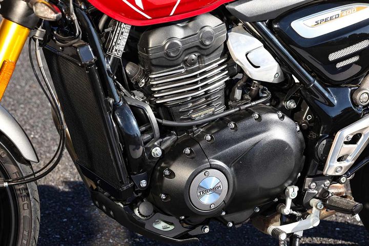 【サーキットでも楽しめるKTM、パルス感が心地よいトライアンフ】スポーツバイクのエンジンとして熟成を重ねているKTM。対して、トライアンフは低中速でのトルクが楽しいテイスト系のエンジンで、レブリミッターの介入も早い