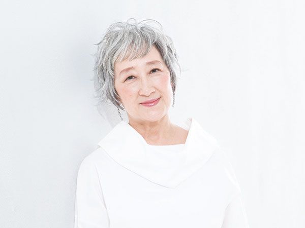 グレイヘアの女性