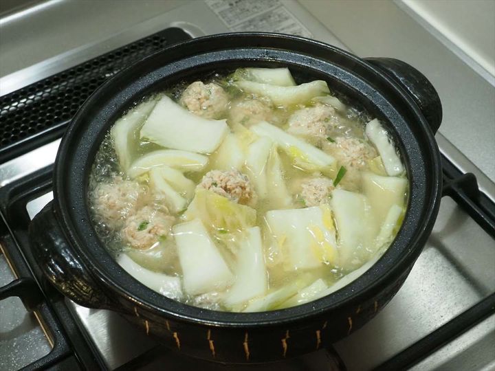 鶏団子と白菜の白湯風鍋