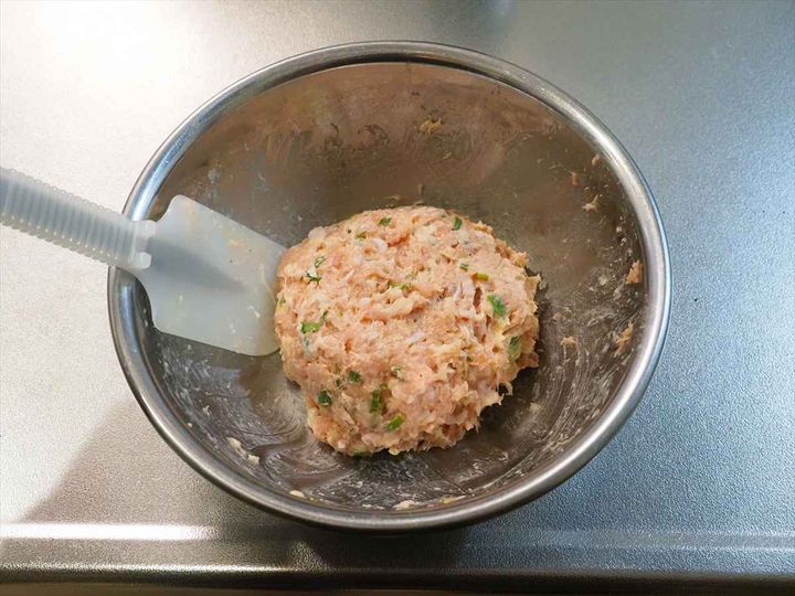 鶏団子と白菜の白湯風鍋
