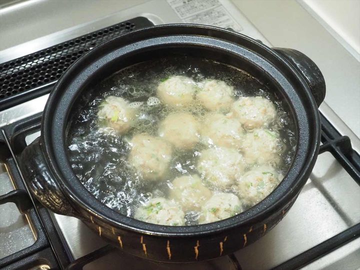 鶏団子と白菜の白湯風鍋