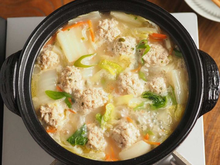鶏団子と白菜の白湯風鍋