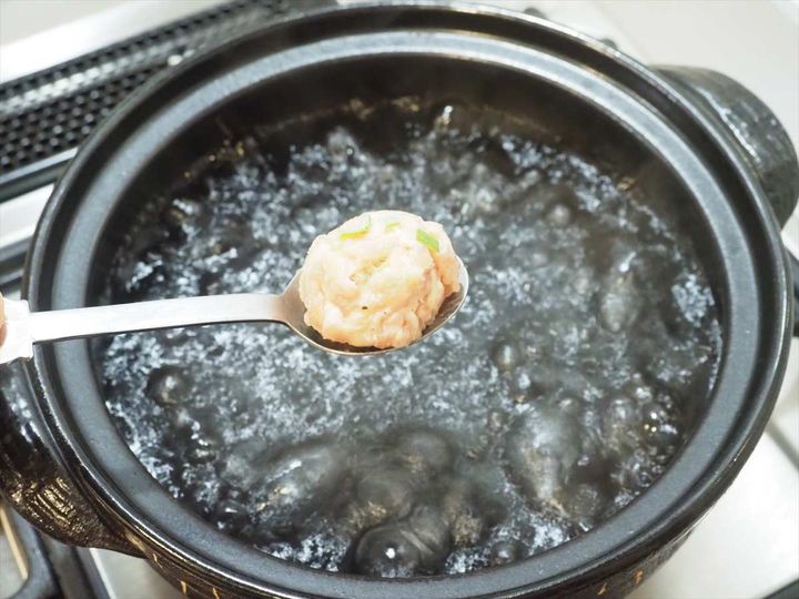 鶏団子と白菜の白湯風鍋