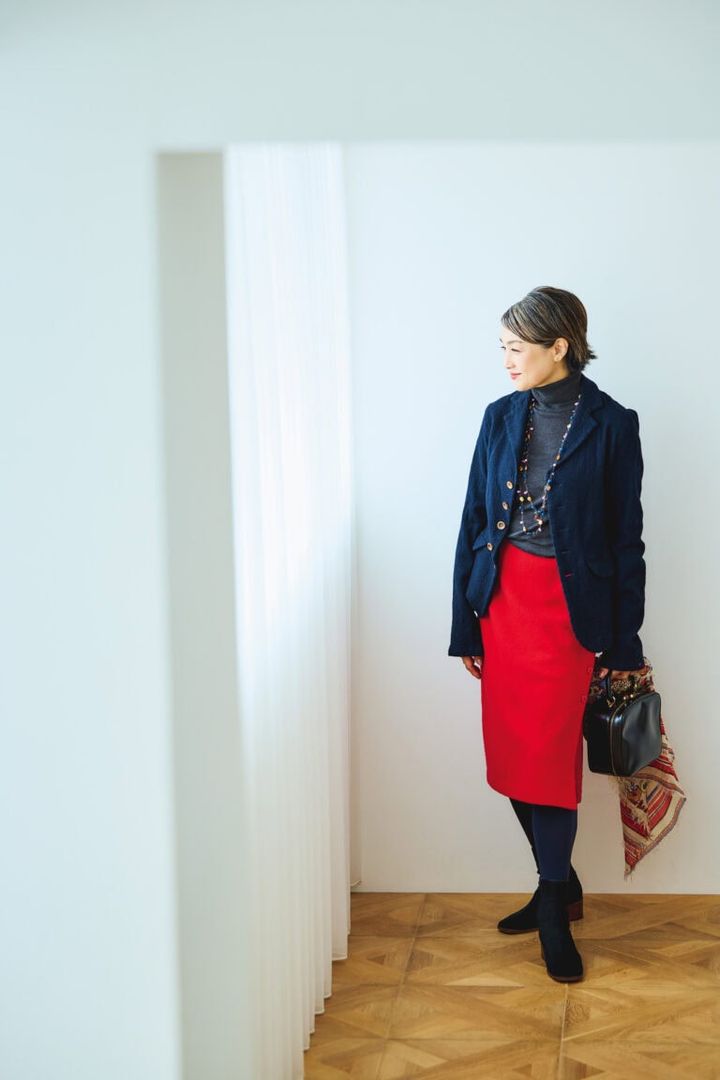 ジャケット、ニット／ともに45R、スカート／アニエスベー、ネックレス／ミリィカ レガリ、バッグ／グッチ、手に持ったストール／ルイ・ヴィトン、ブーツ／BORGO DEGLI ULIVI（すべて私物）