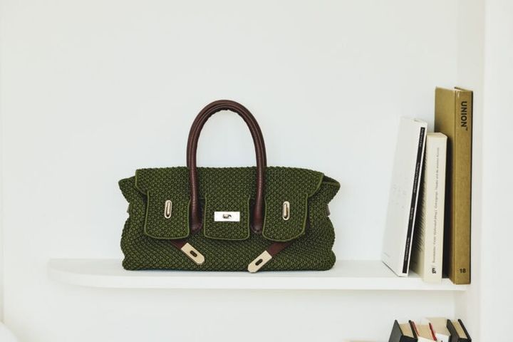 お友達が持っていてひと目惚れしたというバッグはなんとハンドメイド。ニット部分とレザーの色をオーダーしたオリジナル品です。