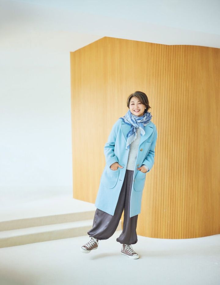 コート／アーペーセー、ニット、パンツ／ともにザラ、ストール／ルイ・ヴィトン、スニーカー／コンバース、ピアス／香港で購入（すべて私物）