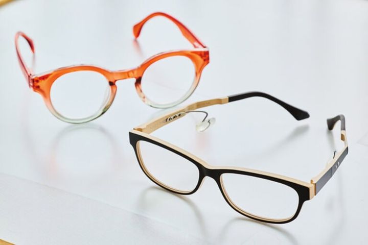 着こなしのポイントにもなるメガネは必需品。右はパッドが鼻ではなくサイドにあるのでメガネ跡がつきにくく、収録前に大活躍だそう。右／NEOJIN、左／OjeOje（ともに私物）