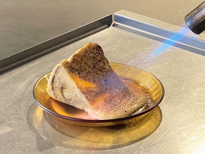 ※撮影用に特別に目の前でバーナーで炙ってもらいました