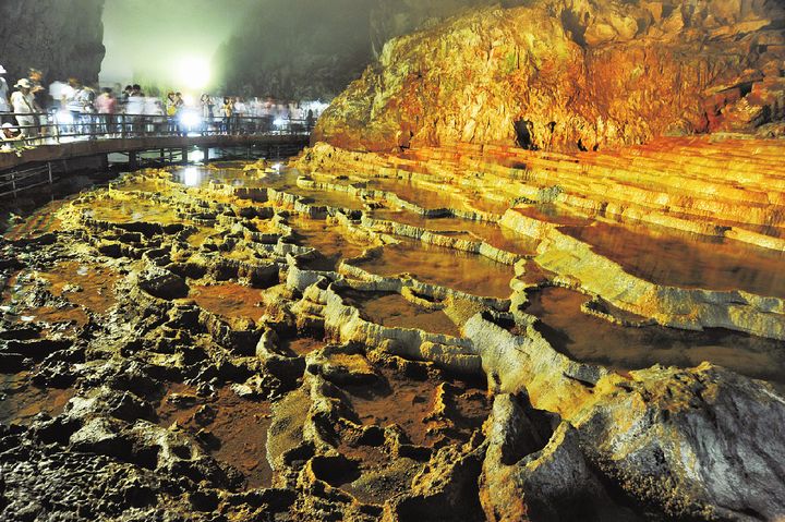 高さ約15mの大鍾乳洞、黄金柱など、地底の造形美に驚かされます