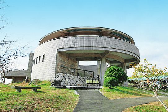 円形の建物の2階から360度の大パノラマを見渡せます