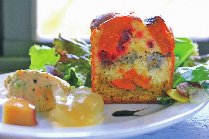 「プティミールプレート（1600円）」は、ケークサレまたはバゲットグラタンとドリンクのセットです