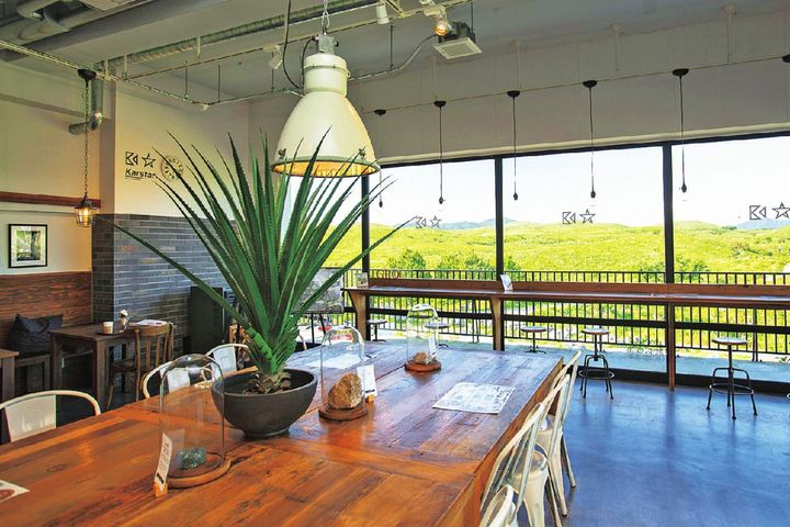 眼前に雄大な光景が広がる窓際席がおすすめです