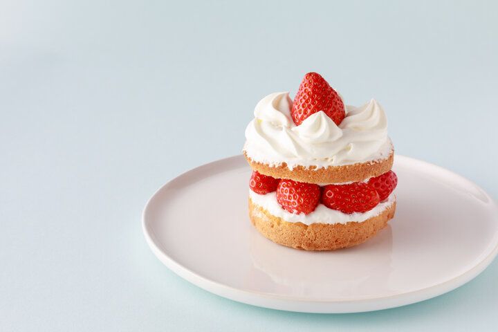 イチゴがまるごとサンドされた、苺サンドショートをほおばる幸せ♪ 神田「近江屋洋菓子店」