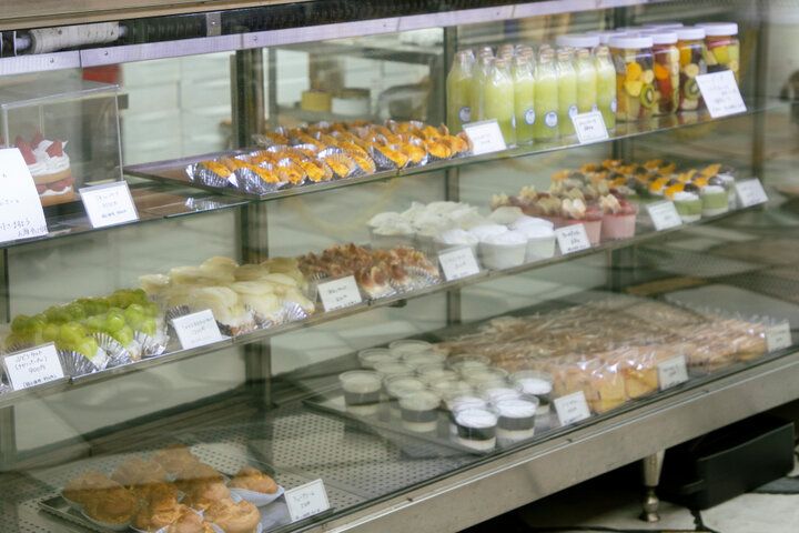 イチゴがまるごとサンドされた、苺サンドショートをほおばる幸せ♪ 神田「近江屋洋菓子店」