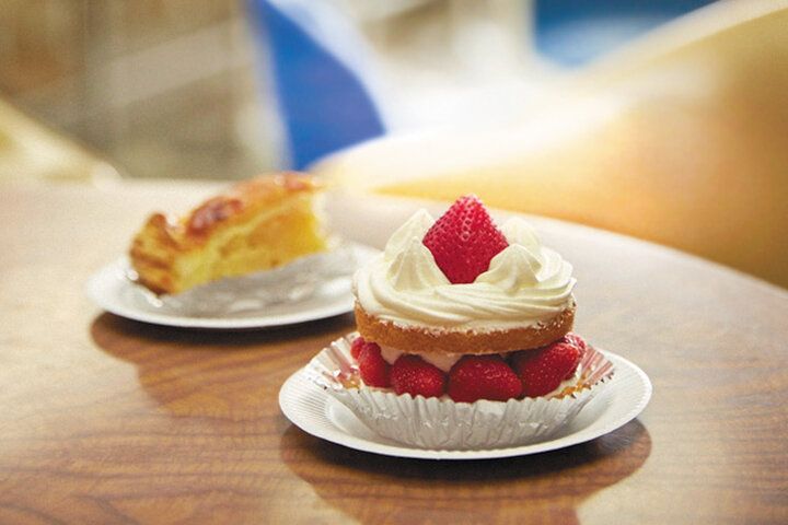 イチゴがまるごとサンドされた、苺サンドショートをほおばる幸せ♪ 神田「近江屋洋菓子店」