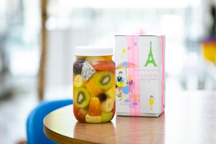 イチゴがまるごとサンドされた、苺サンドショートをほおばる幸せ♪ 神田「近江屋洋菓子店」