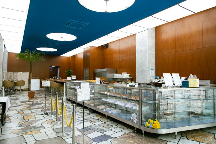 イチゴがまるごとサンドされた、苺サンドショートをほおばる幸せ♪ 神田「近江屋洋菓子店」