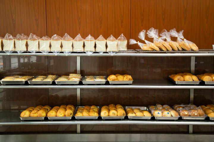 イチゴがまるごとサンドされた、苺サンドショートをほおばる幸せ♪ 神田「近江屋洋菓子店」