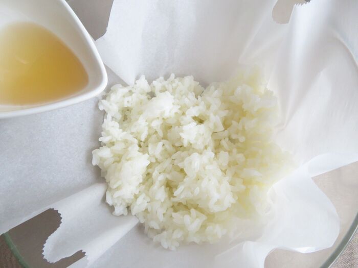 余った『クッキングシート』の使い道4選！「まさかこんな活用法があったとは…」家事がラクになる裏ワザ♡