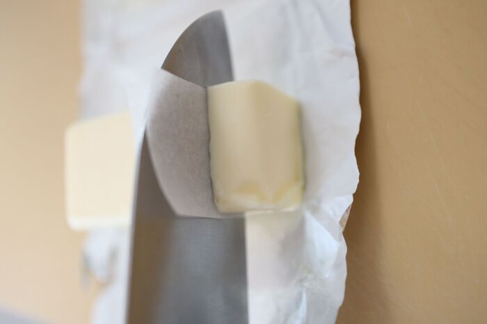 バターを“スパッ”と切る裏ワザが天才すぎた！包丁にくっつかない♡便利な小分け保存テクも必見