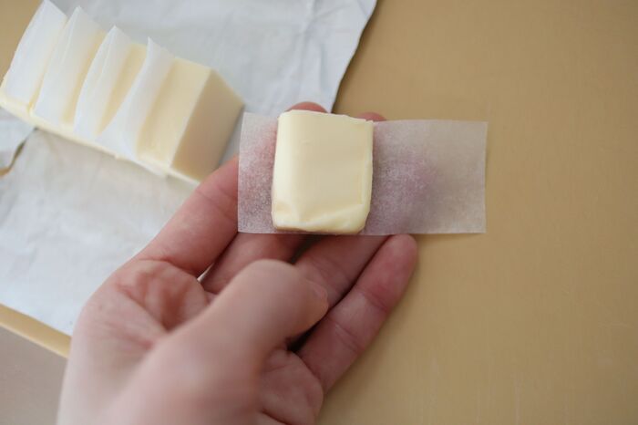 バターを“スパッ”と切る裏ワザが天才すぎた！包丁にくっつかない♡便利な小分け保存テクも必見