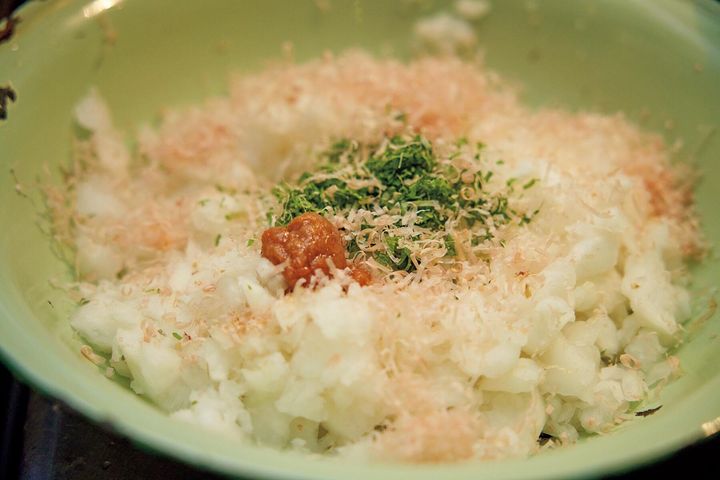 3の大根に4、鰹節を加えて和える。味をみて、夏場など大根が辛ければ砂糖を適宜加える。