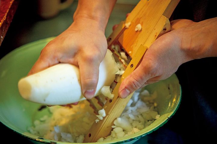 大根はピーラーで皮をむく
