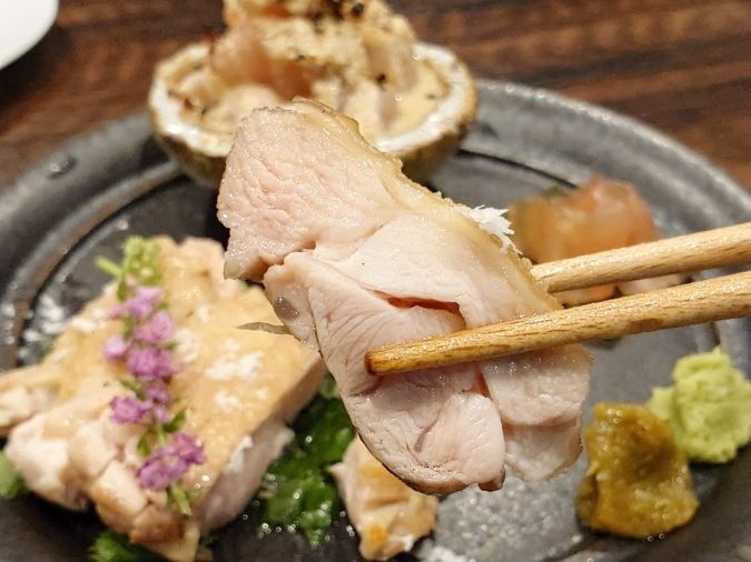 大衆炉端 こめろまん。博多駅総本店 地鶏のたたき三種盛り⑥