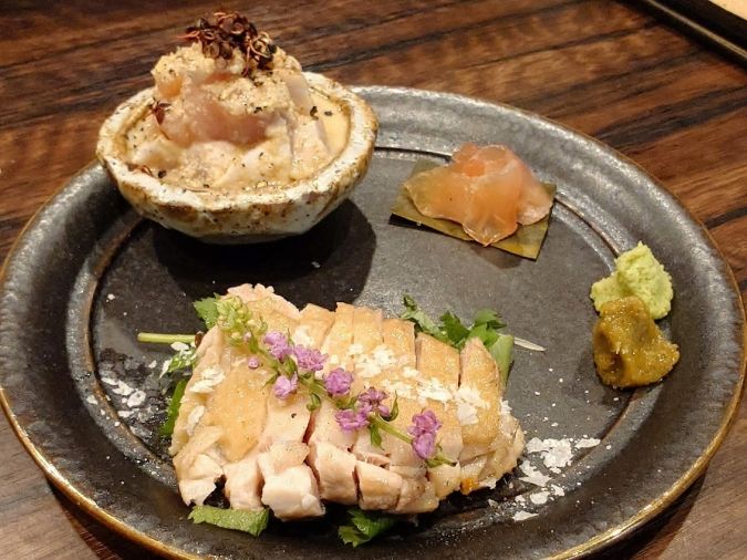 大衆炉端 こめろまん。博多駅総本店 地鶏のたたき三種盛り①