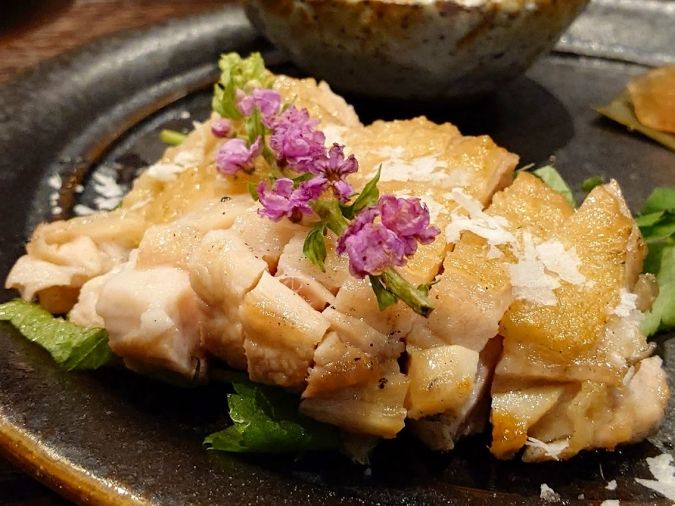 大衆炉端 こめろまん。博多駅総本店 地鶏のたたき三種盛り➁