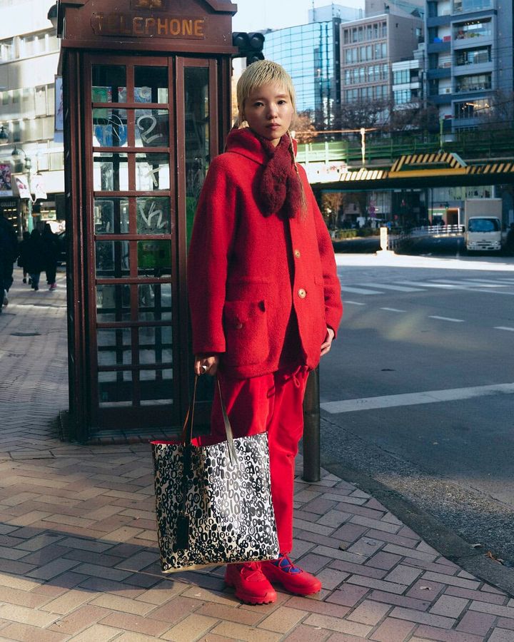 【スナップ】全身赤コーデの中で挿し色・青は“片足だけ”という遊び心