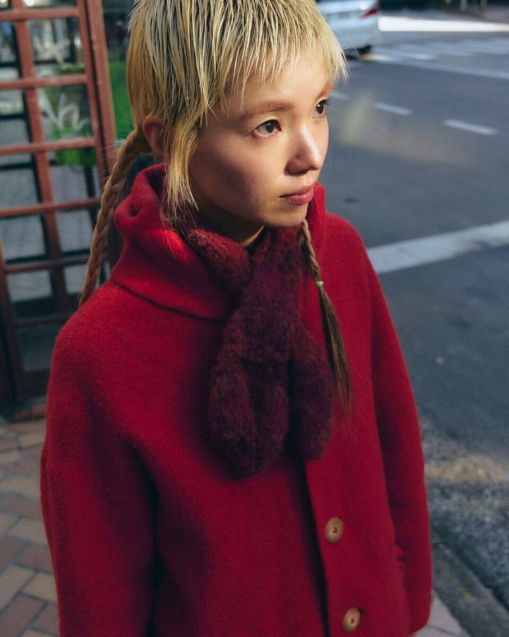 【スナップ】全身赤コーデの中で挿し色・青は“片足だけ”という遊び心