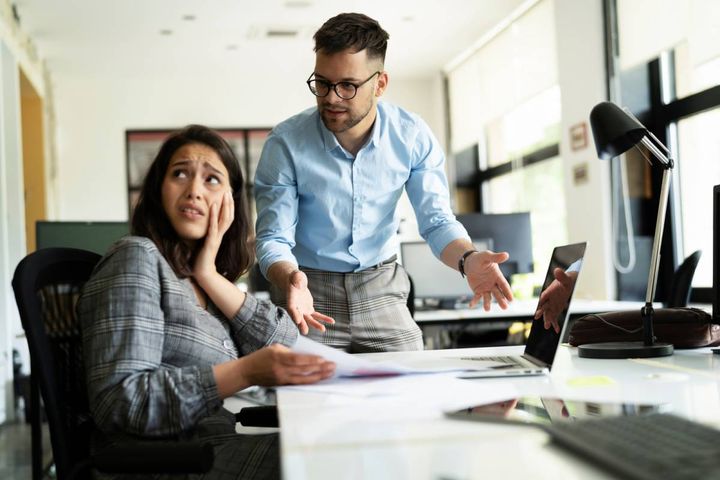 同僚の女性に怒る男性