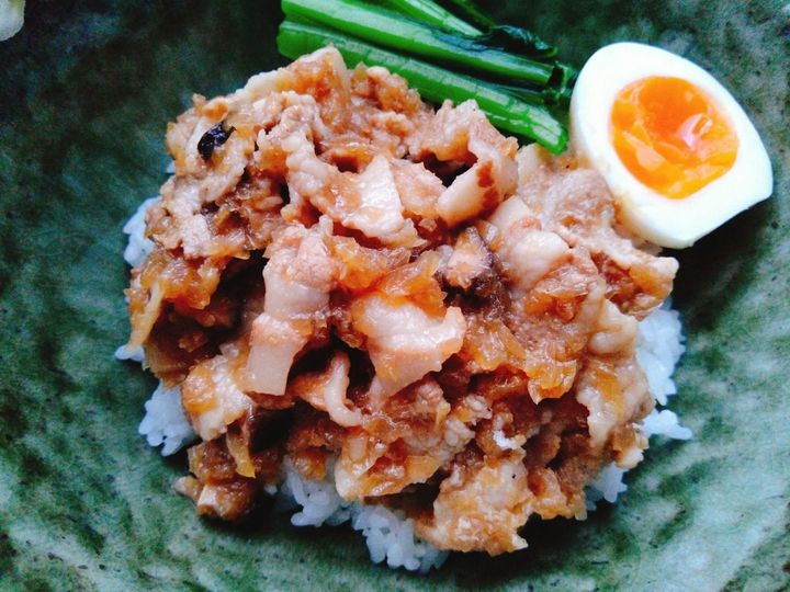 台湾屋台の定番を薄切り肉で手軽に。ルーローハン風丼ぶり飯