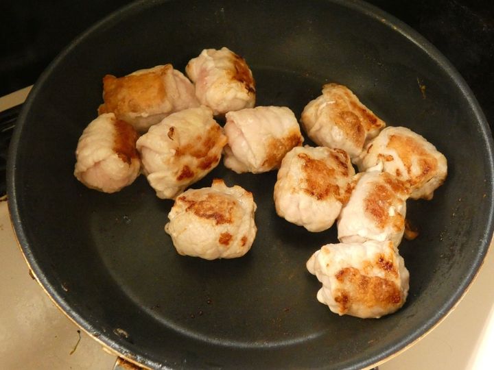 パクパク食べられる「肉巻きモッツァレラチーズのケチャマヨ炒め」