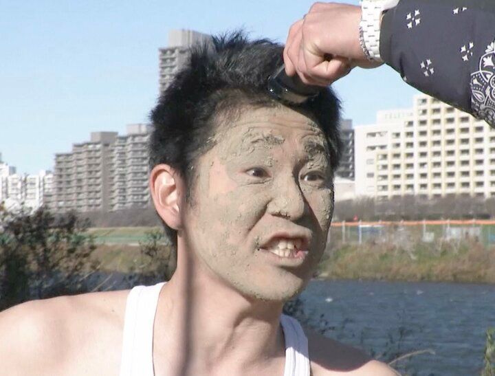 【写真・画像】人気芸人、ロケ中にバリカンで衝撃の髪型に「大丈夫！？」心配の声 1枚目