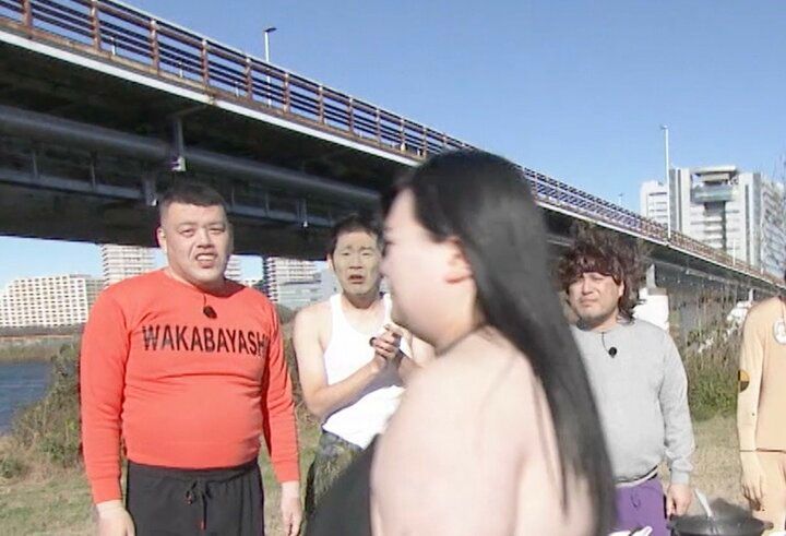 【写真・画像】人気女芸人、ビキニ姿でカメラ前に突然現れ視聴者動揺「え！？」「放送事故？」 1枚目
